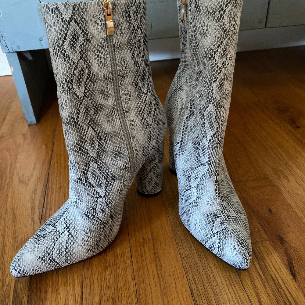*SOLD* Snakeskin print boots 8.5